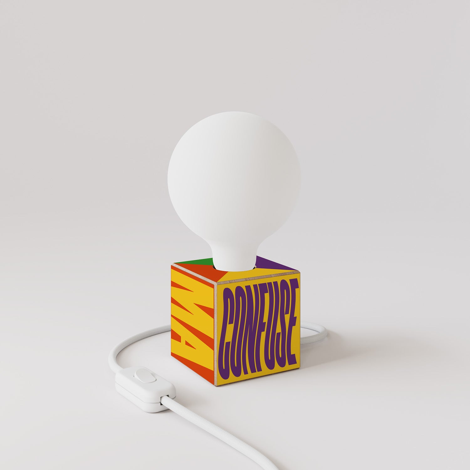 Cubetto table lamp with US plug, "Poche idee ma confuse" porcelain effect globe bulb - Santomanifesto