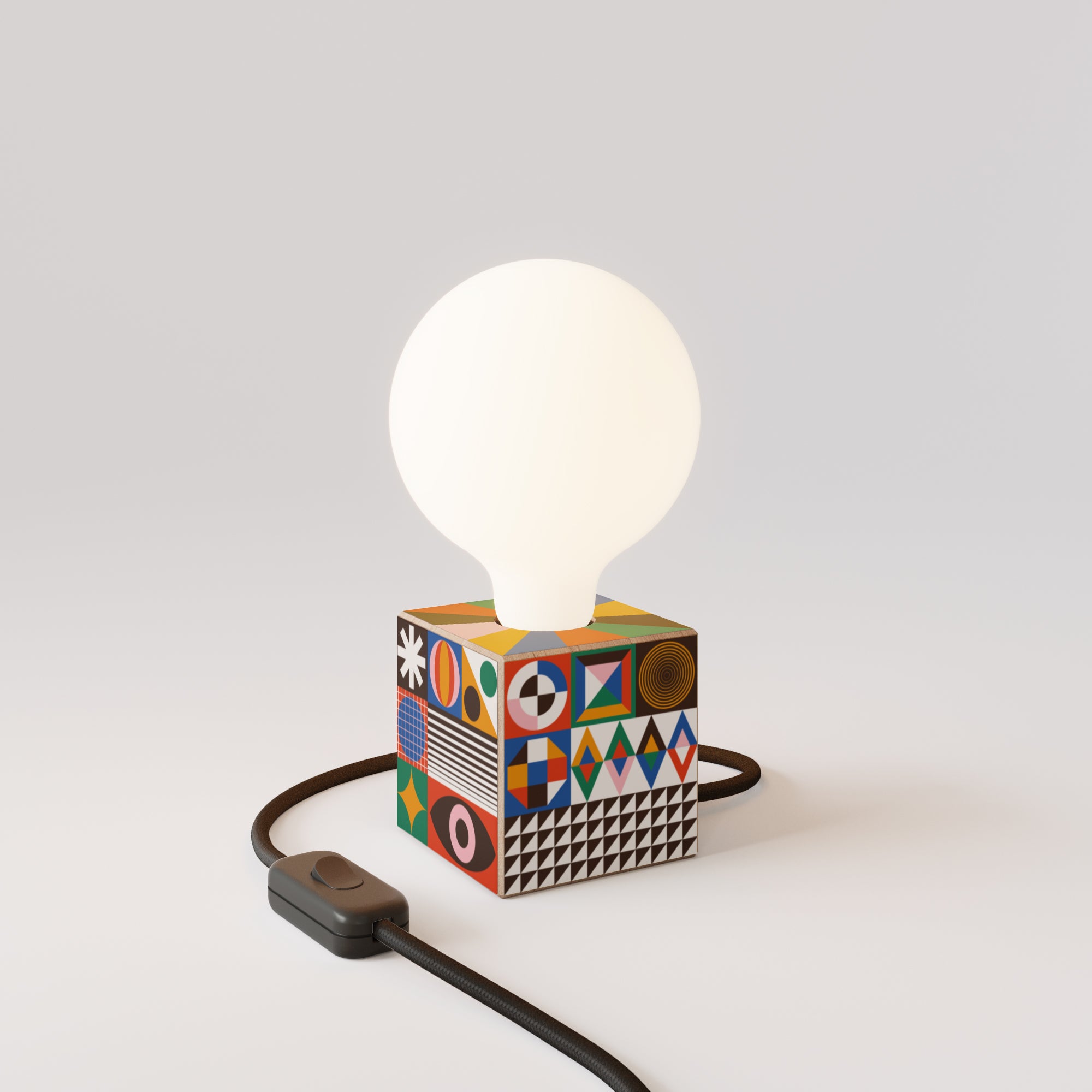 Cubetto table lamp with US plug, porcelain effect globe bulb - PosterLad