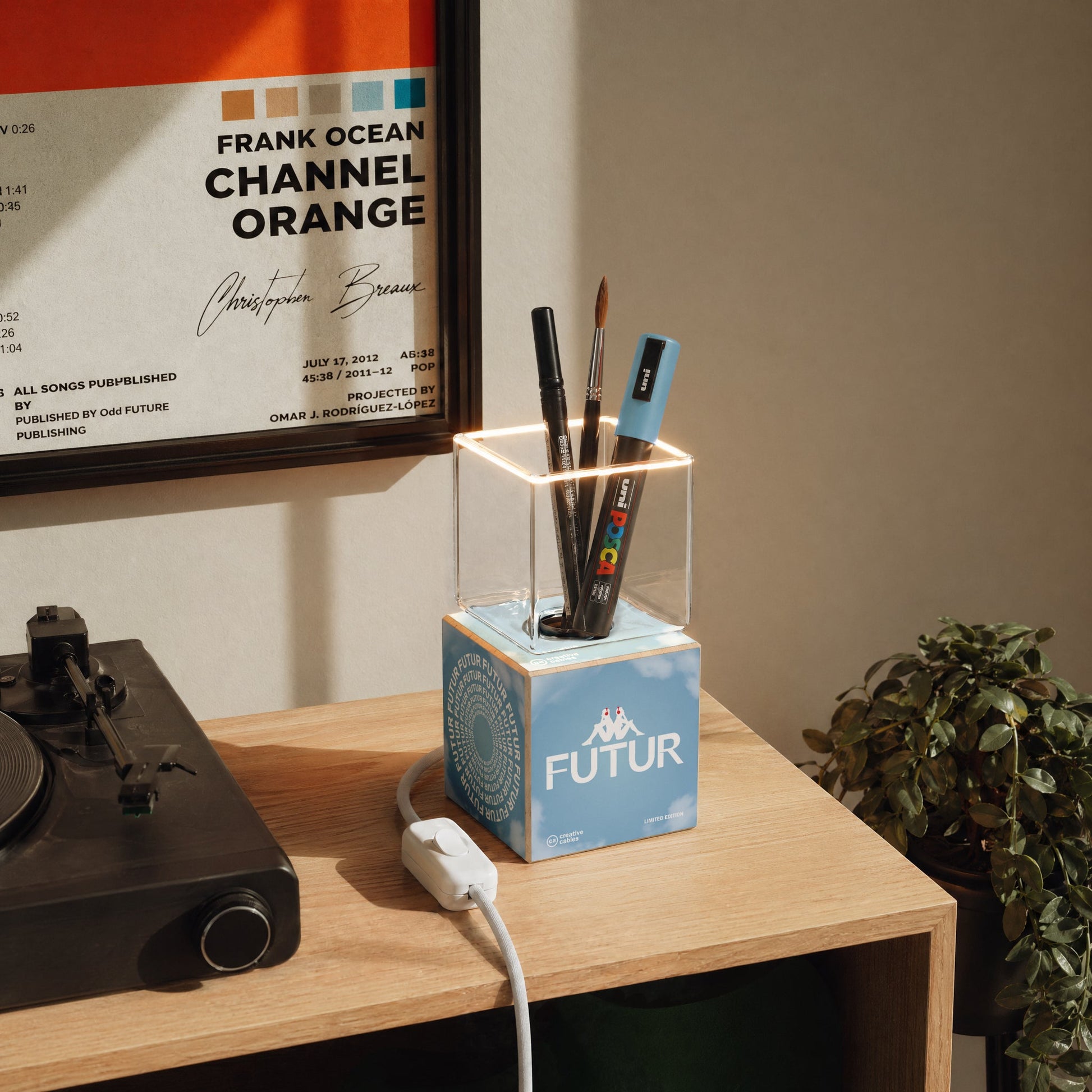 Cubetto table lamp with US plug, "Futur" Ghost bulb - Futur Festival