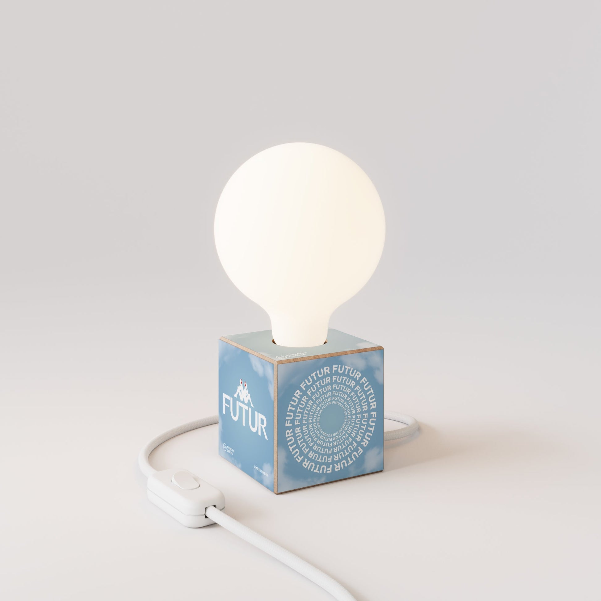 Cubetto table lamp with US plug, "Futur" porcelain effect globe bulb - Futur festival