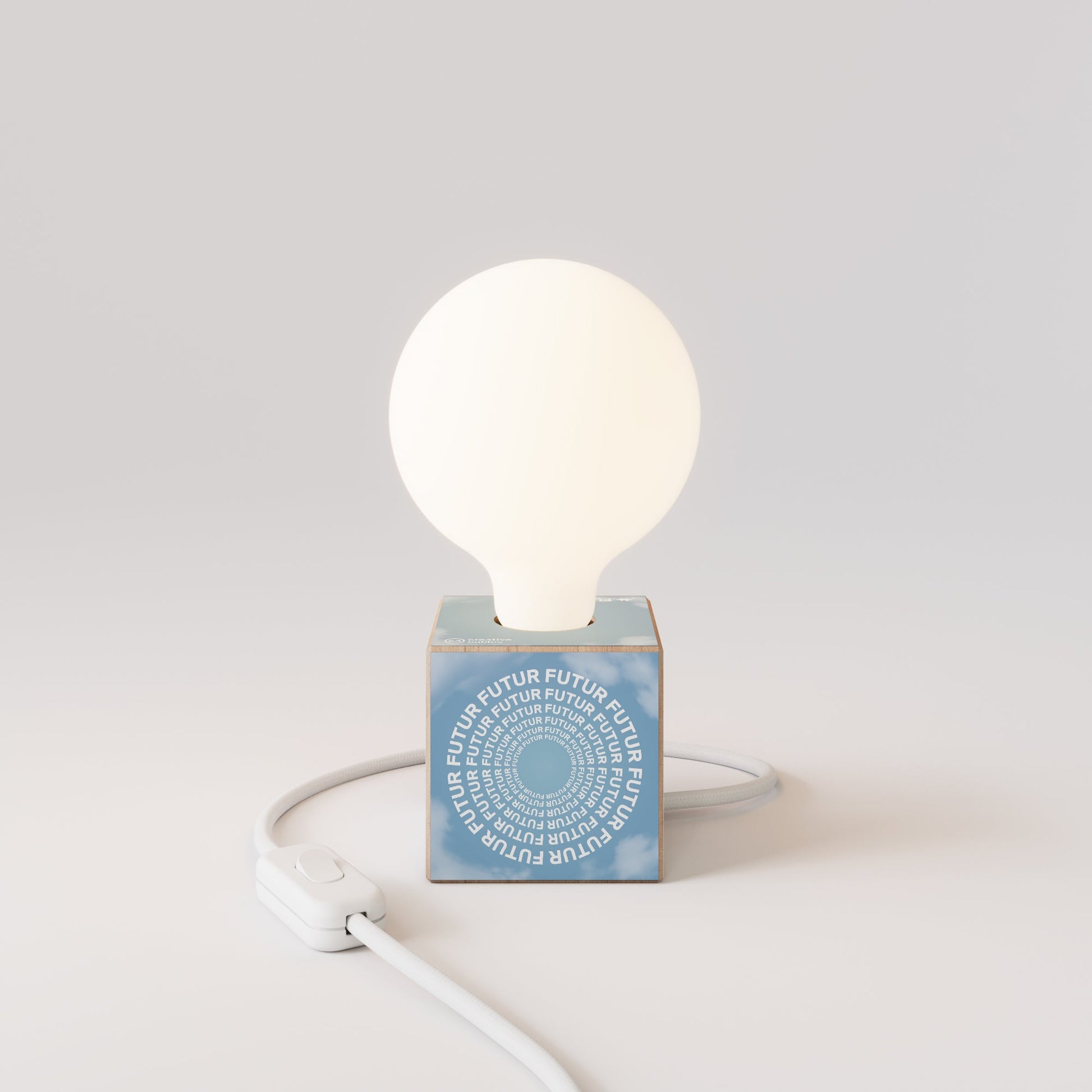 Cubetto table lamp with US plug, "Futur" porcelain effect globe bulb - Futur festival