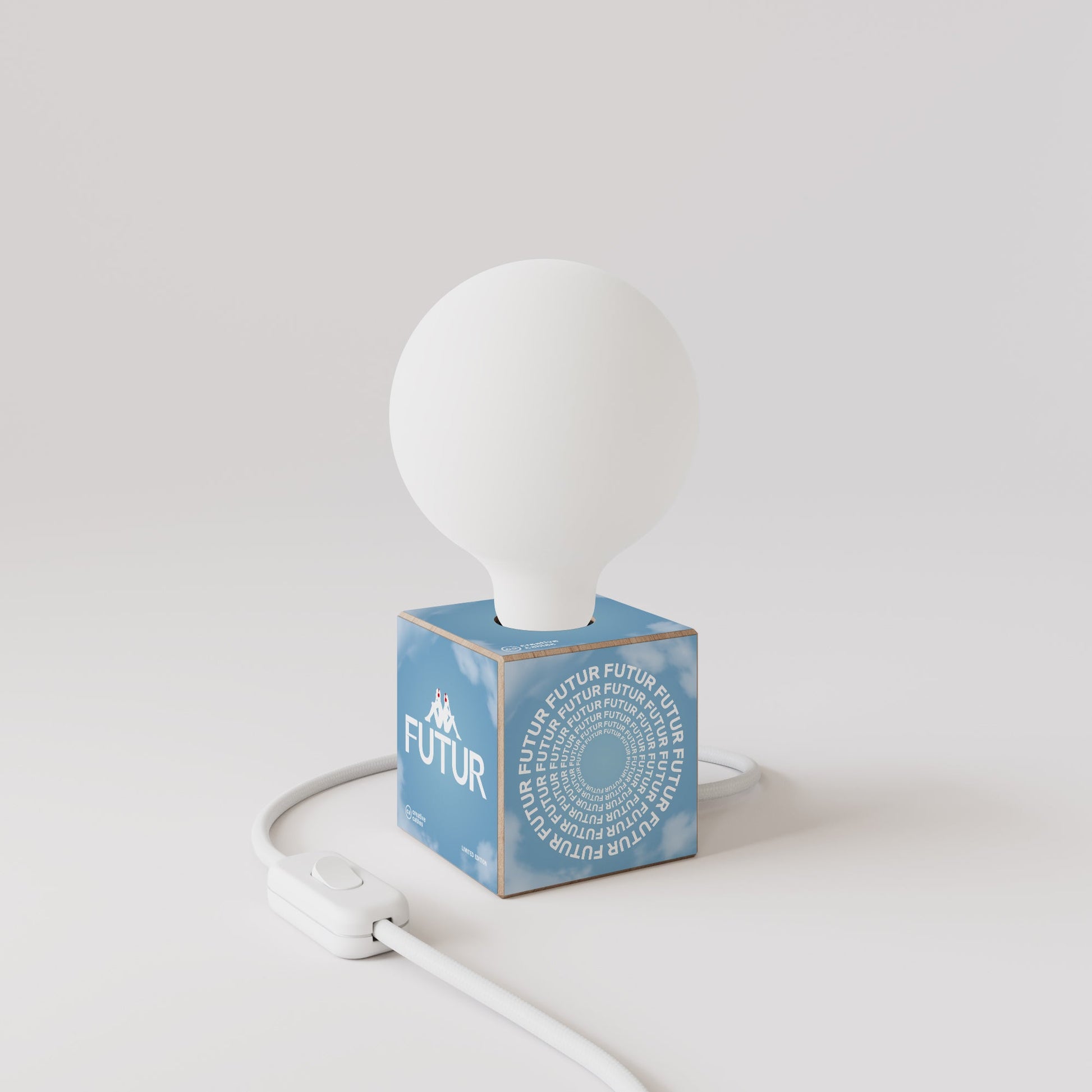 Cubetto table lamp with US plug, "Futur" porcelain effect globe bulb - Futur festival